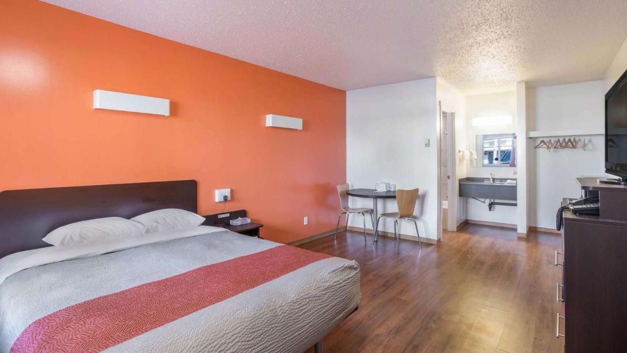 Motel Bo-Camrose, Ab Exterior photo