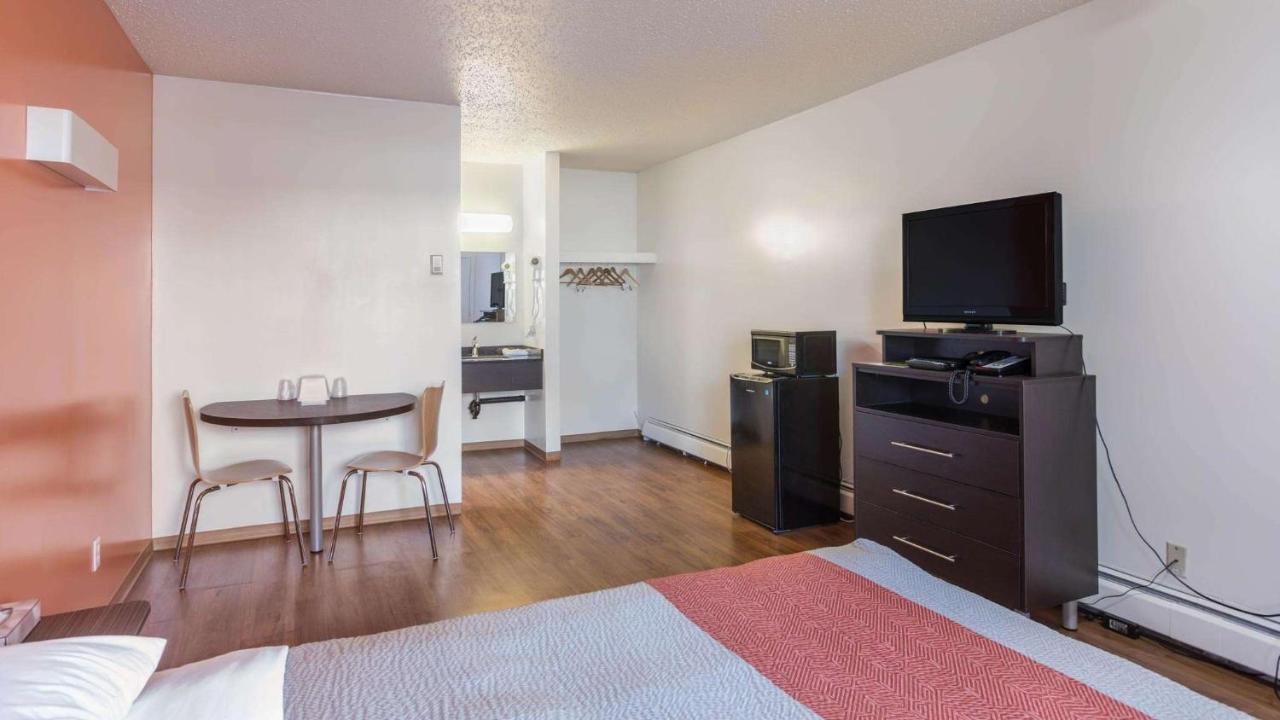 Motel Bo-Camrose, Ab Exterior photo