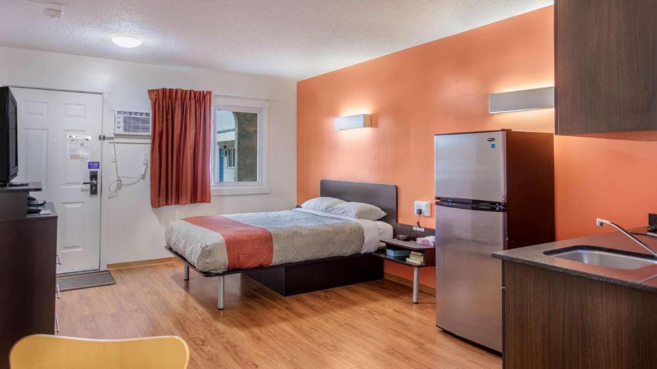 Motel Bo-Camrose, Ab Exterior photo
