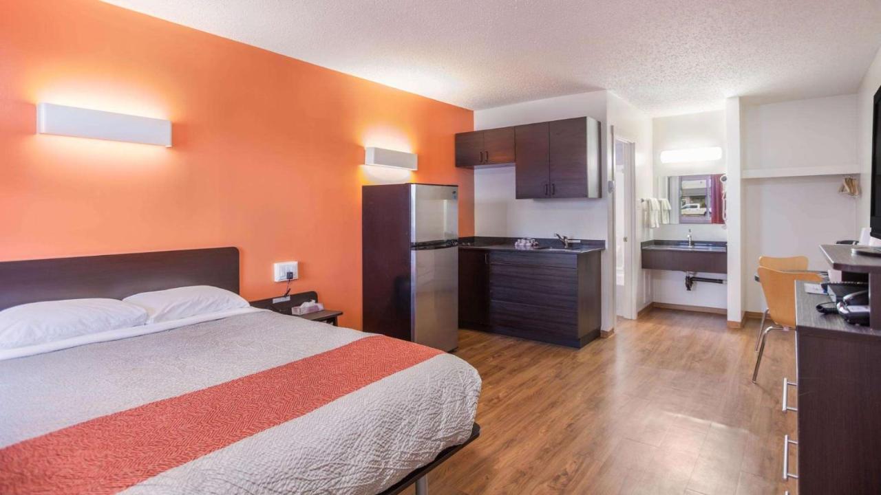 Motel Bo-Camrose, Ab Exterior photo