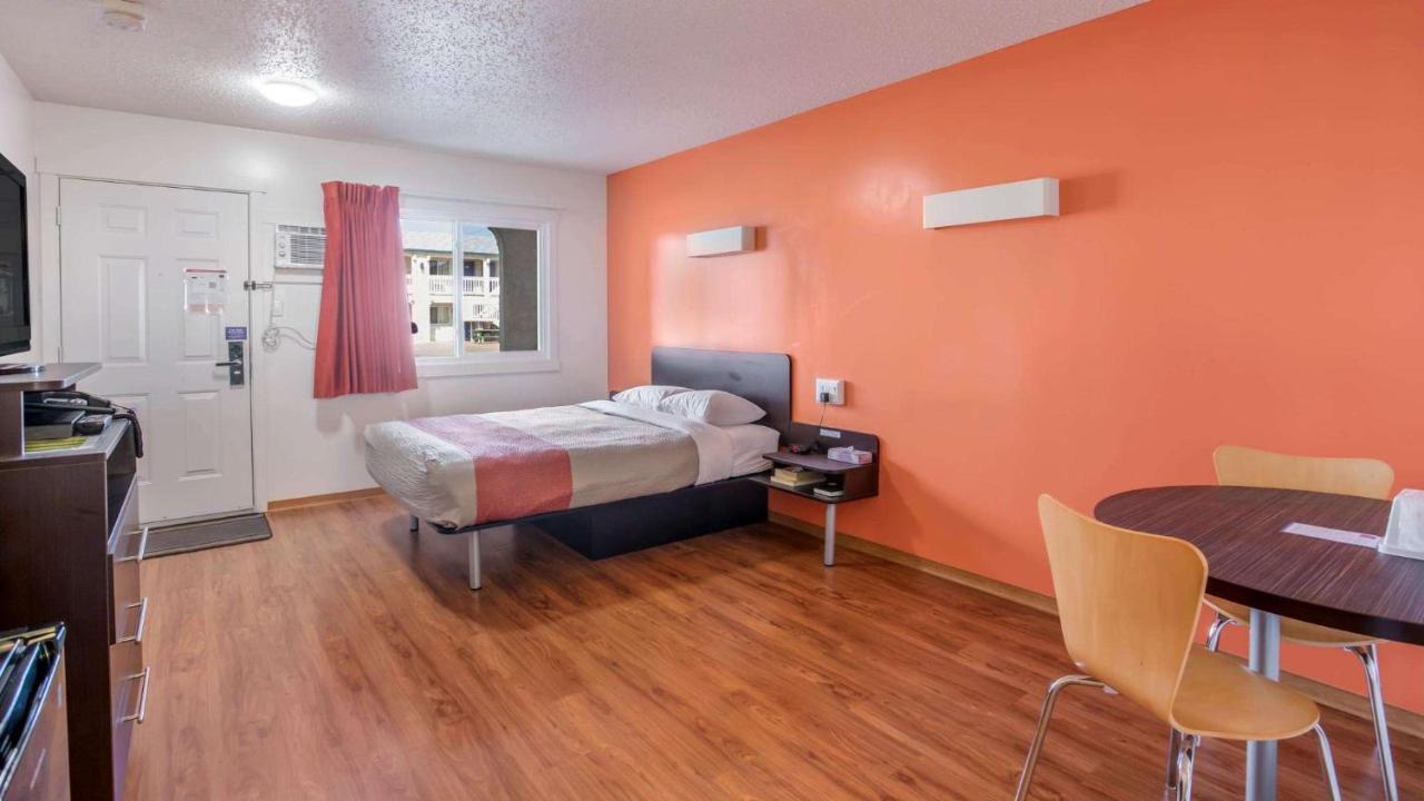 Motel Bo-Camrose, Ab Exterior photo