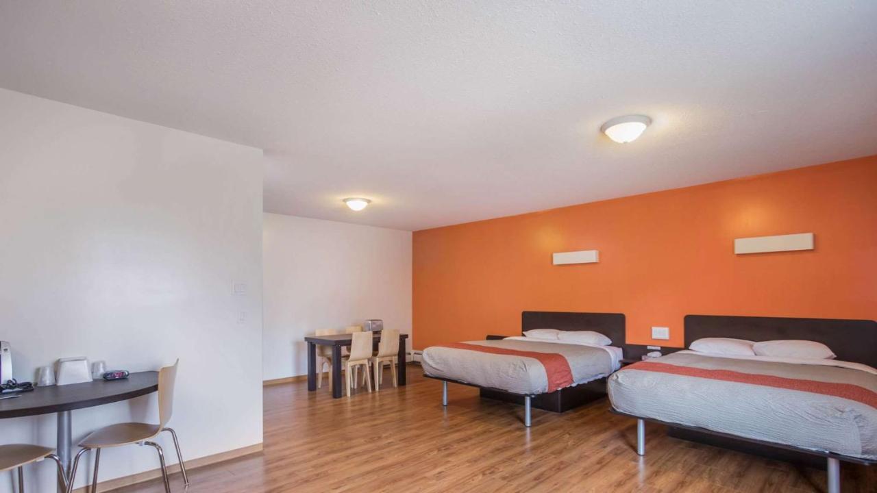 Motel Bo-Camrose, Ab Exterior photo