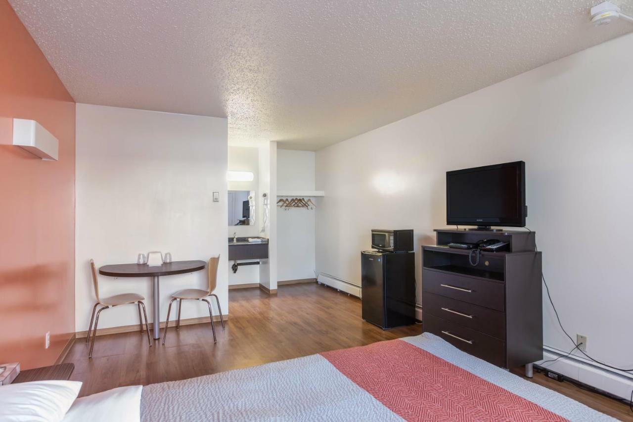 Motel Bo-Camrose, Ab Exterior photo