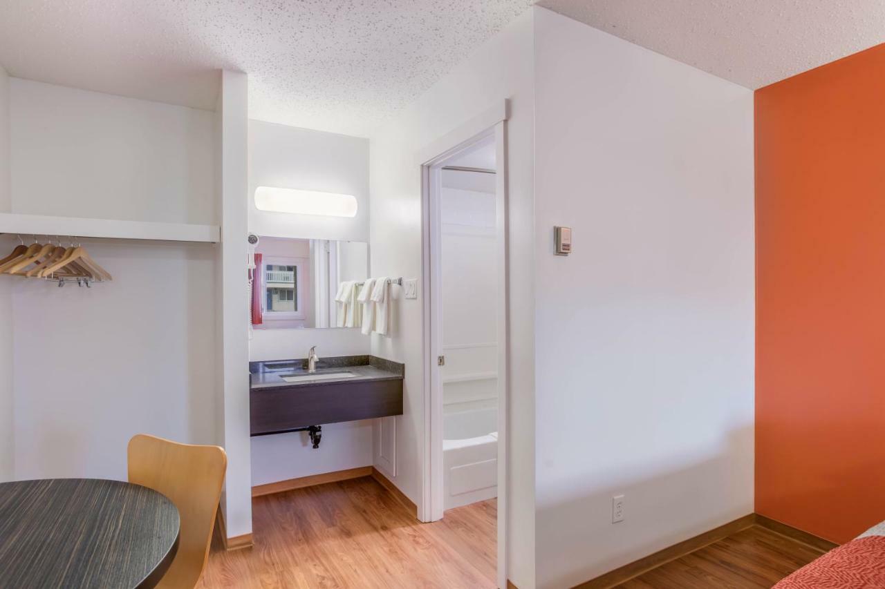 Motel Bo-Camrose, Ab Exterior photo