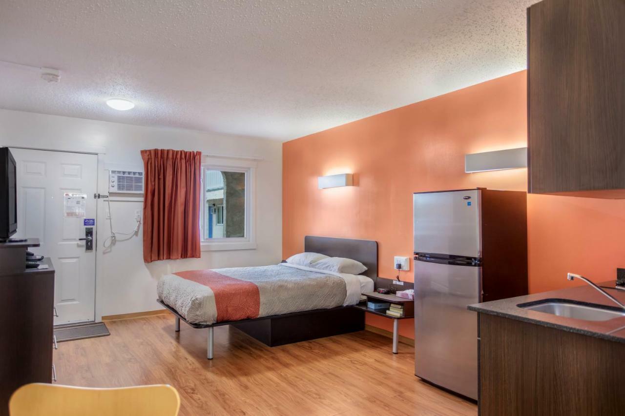 Motel Bo-Camrose, Ab Exterior photo