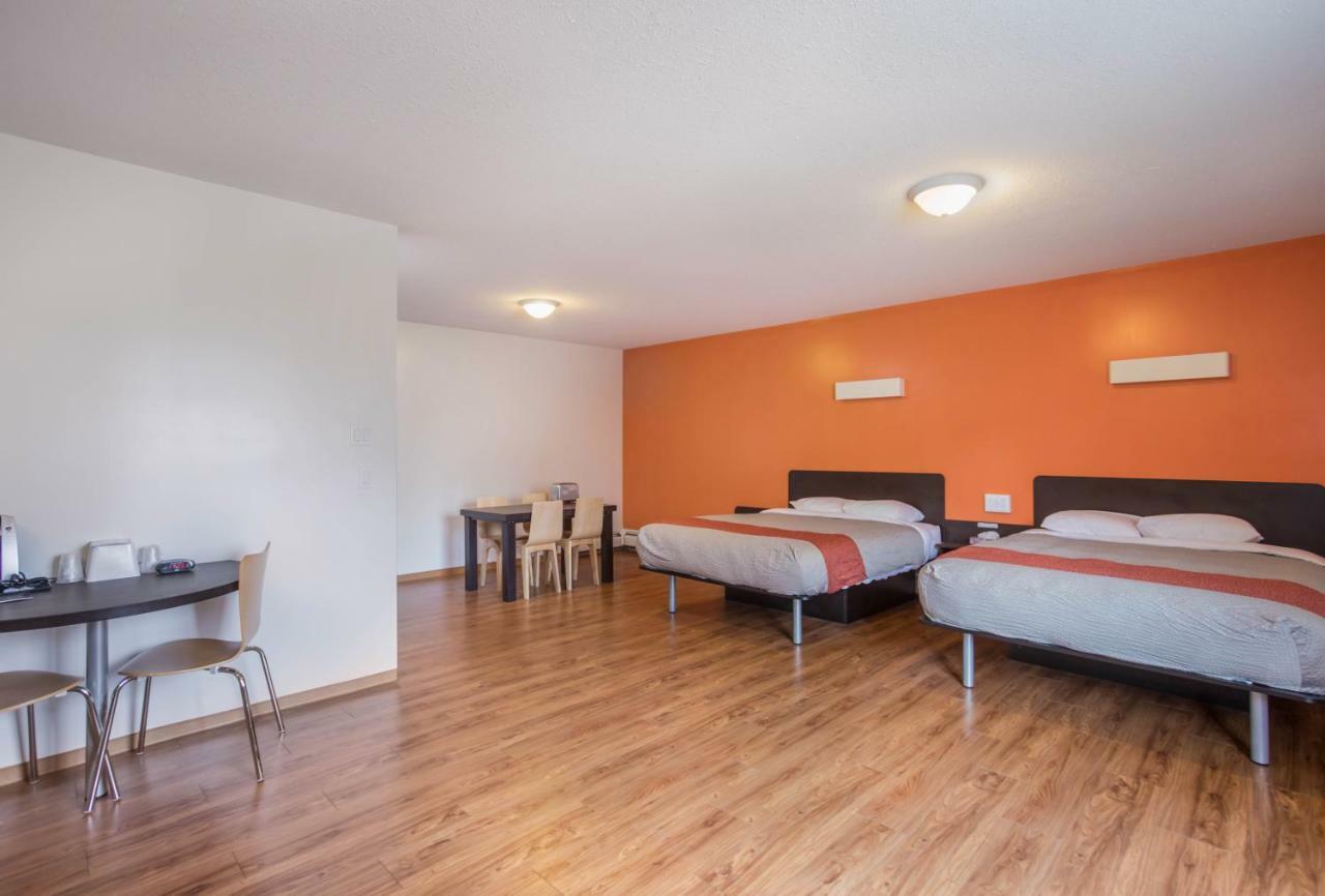 Motel Bo-Camrose, Ab Exterior photo